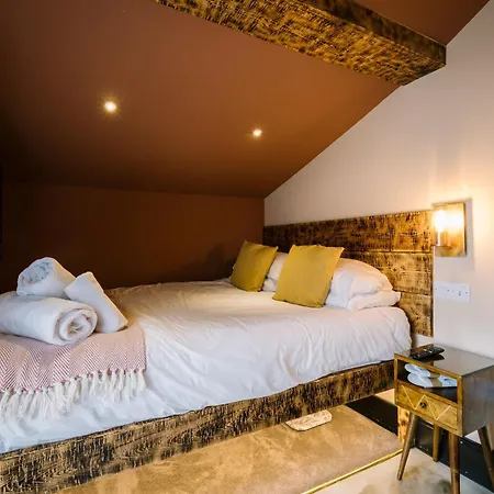Luxury Single Small Location King Bed