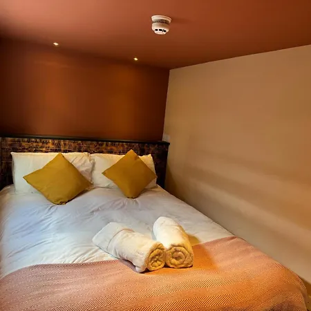 Luxury Single Small Location King Bed 度假居