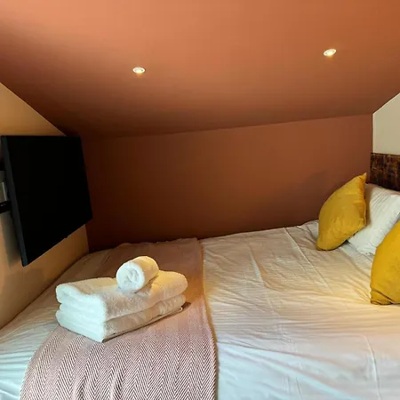 Luxury Single Small Location King Bed 度假居