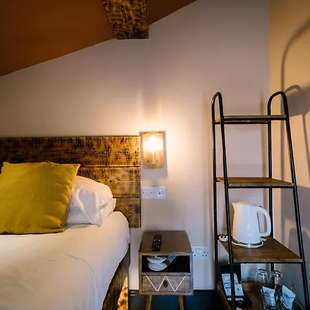 Luxury Single Small Location King Bed 度假居 *