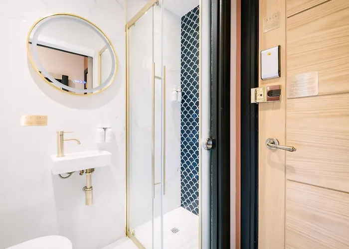 Luxury Single Small Location King Bed