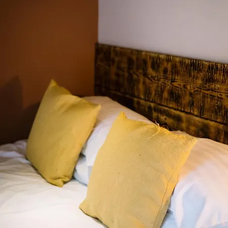 Luxury Single Small Location King Bed * Уиндермир